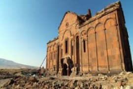 Camiye dönüştürülen Ani Katedralı Türkiye’nin önemli türistik mekanlarındandır