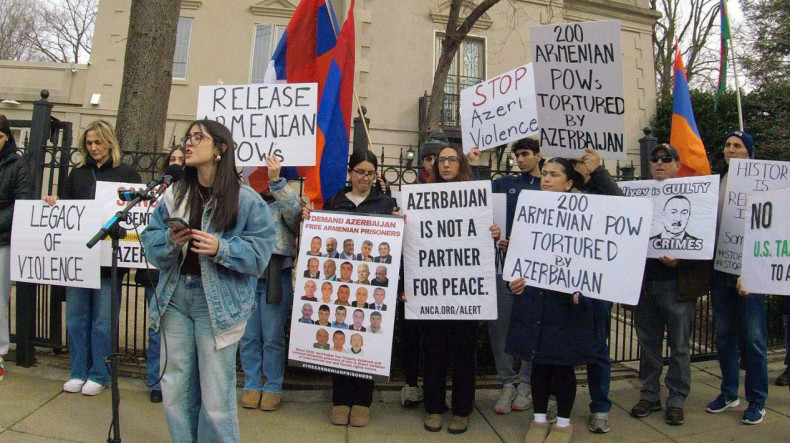 Ermeniler, Waşington’da Azerbaycan Büyükelçiliği önünde protesto düzenledi (FOTO)