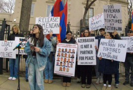 Ermeniler, Waşington’da Azerbaycan Büyükelçiliği önünde protesto düzenledi (FOTO)