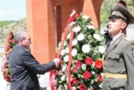 Bako Sahakyan Karmir Şuka’da şehitler anıtının açılış törenine katıldı