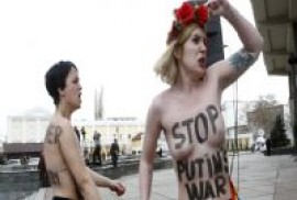  FEMEN aktivistleri bu kez göğüslerinin üzerinde “Putin’in Savaşını Durdurun” yazdı