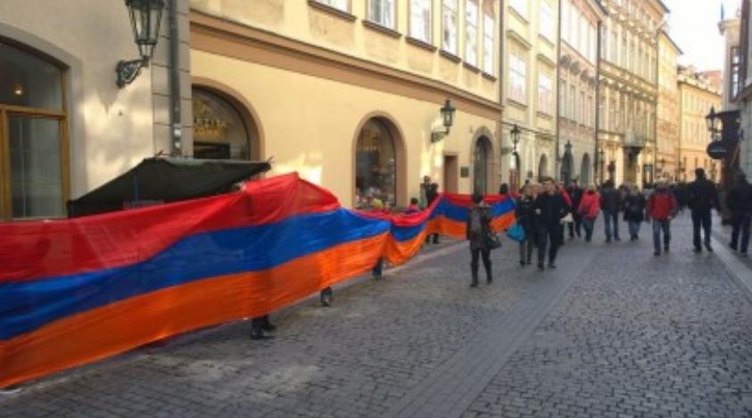 Prag’da 100 metrelik Ermeni bayrağı açıldı