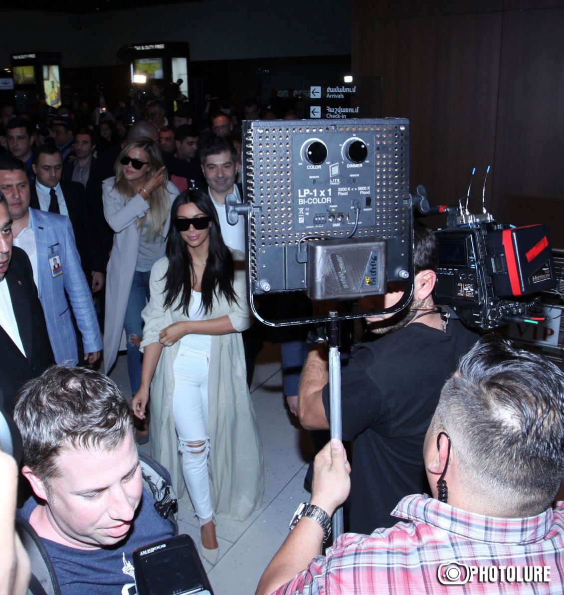 “Burada olmak beni çok mutlu ediyor!”: Kim Kardashian Yerevan’da (foto)