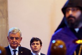 Թուրքիայի ԵՄ հարցերով նախարարը հայկական եկեղեցու պատարագից առաջ զրուցել է լրագրողների հետ