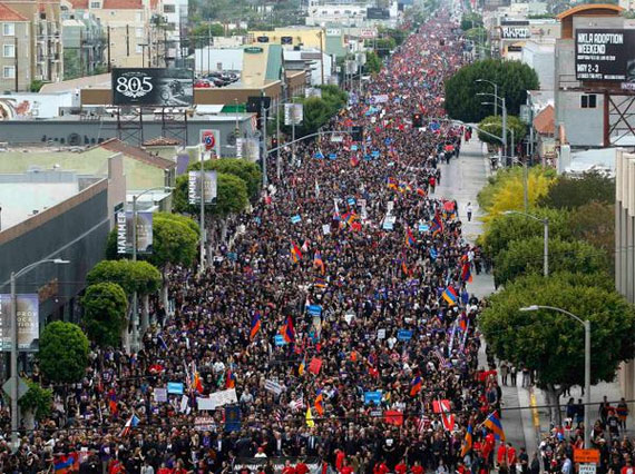 Los Angeles'te   Ermeni Soykırımı 100. yılı yürüyüşüne 160 bin kişi katıldı