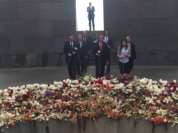 Hollanda Temsilciler Meclisi heyeti Ermeni Soykırımı Anıt Kompleksini ziyaret etti