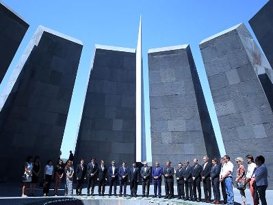 Almanya’dan gelen 12 Belediye Başkanı Tsitsernakaberd Anıt Kompleksi’ni ziyaret etti