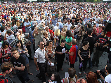 Yerevan'da elektrik zammı protesto edildi