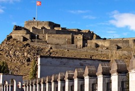 Türk yazara göre Kars'ın, yok olmaya yüz tutan tarihi eserleri derhal  koruma altına alınmalı