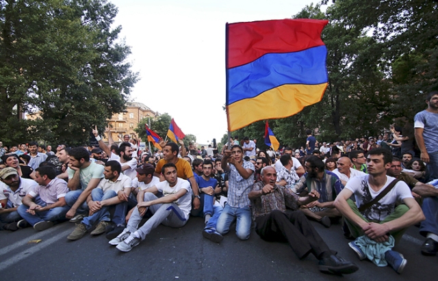 “EurasiaNet”, Yerevan’daki protestoları ele aldı: “Eğer bu devrimse, Kafkasya için fazlasıyla tuhaf bir formatı var”