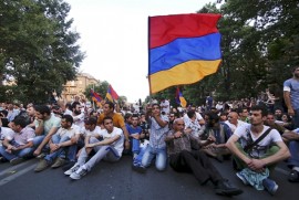 “EurasiaNet”, Yerevan’daki protestoları ele aldı: “Eğer bu devrimse, Kafkasya için fazlasıyla tuhaf bir formatı var”