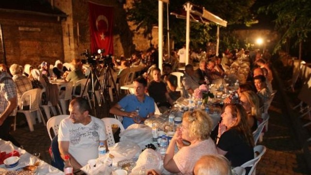 Büyükdere Surb Hıripsimyants Ermeni Kilisesinde sahur yemeği verildi