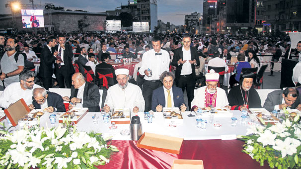 Türkiye’deki din liderleri, Beyoğlu’nda iftar sofrasında buluştu