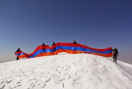 100 metrelik Ermenistan Bayrağı Ararat Dağı’nın tepesinde dalgalanacak