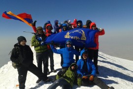 Ararat dağının tepesinde Ermeni Soykırımı kurbanları anıldı