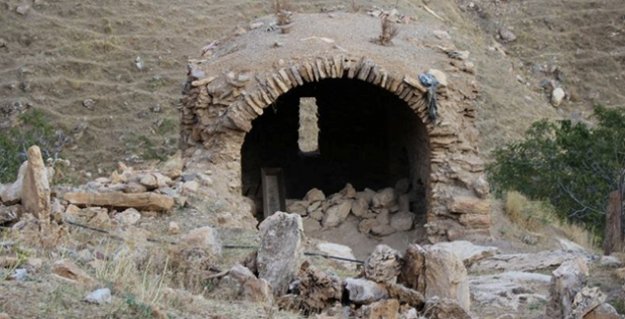 Yakılan Ermeni manastırı ve mezarlığı için  Sason Savcılığına suç duyurusu