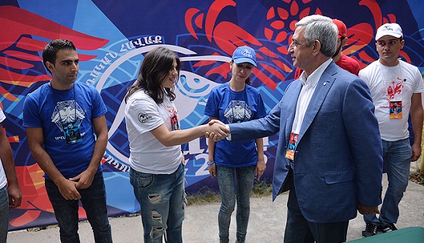 Sarkisyan gençlere: Cesaretli olun, ilerlemeniz ve eğitiminiz konusunda sizi desteklemeye hazırız