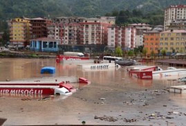 Hopa’da sel ve heyelan: 4 aylık yağış 6 saatte yağdı (video)