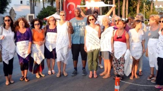 Bodrum’lular seslerini duyurmak için barış mesajlarını tülbentlere yazdı