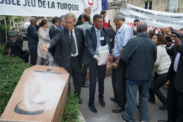 Türkiye’nin Paris Büyükelçiliği önünde protesto