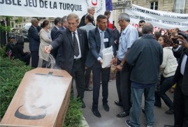 Türkiye’nin Paris Büyükelçiliği önünde protesto