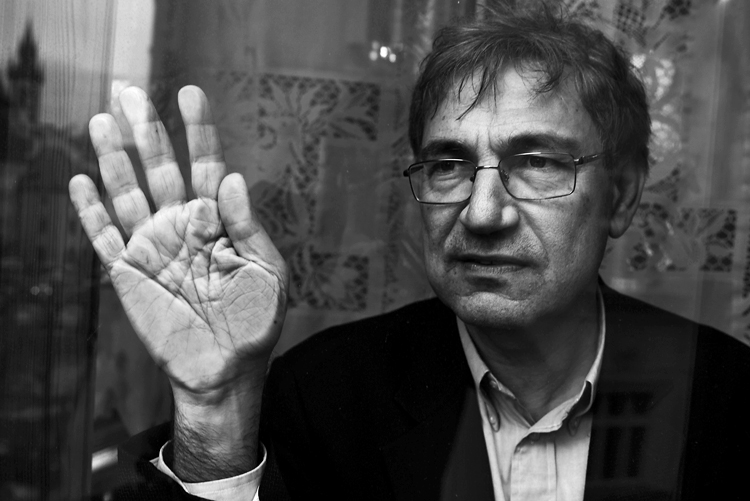 Orhan Pamuk “Hükümet, bu savaşın oylarını artıracağına inanmamalı”