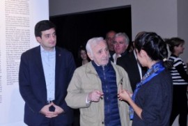 Charles Aznavour’dan Yerevan’daki Komitas müzesine ziyaret