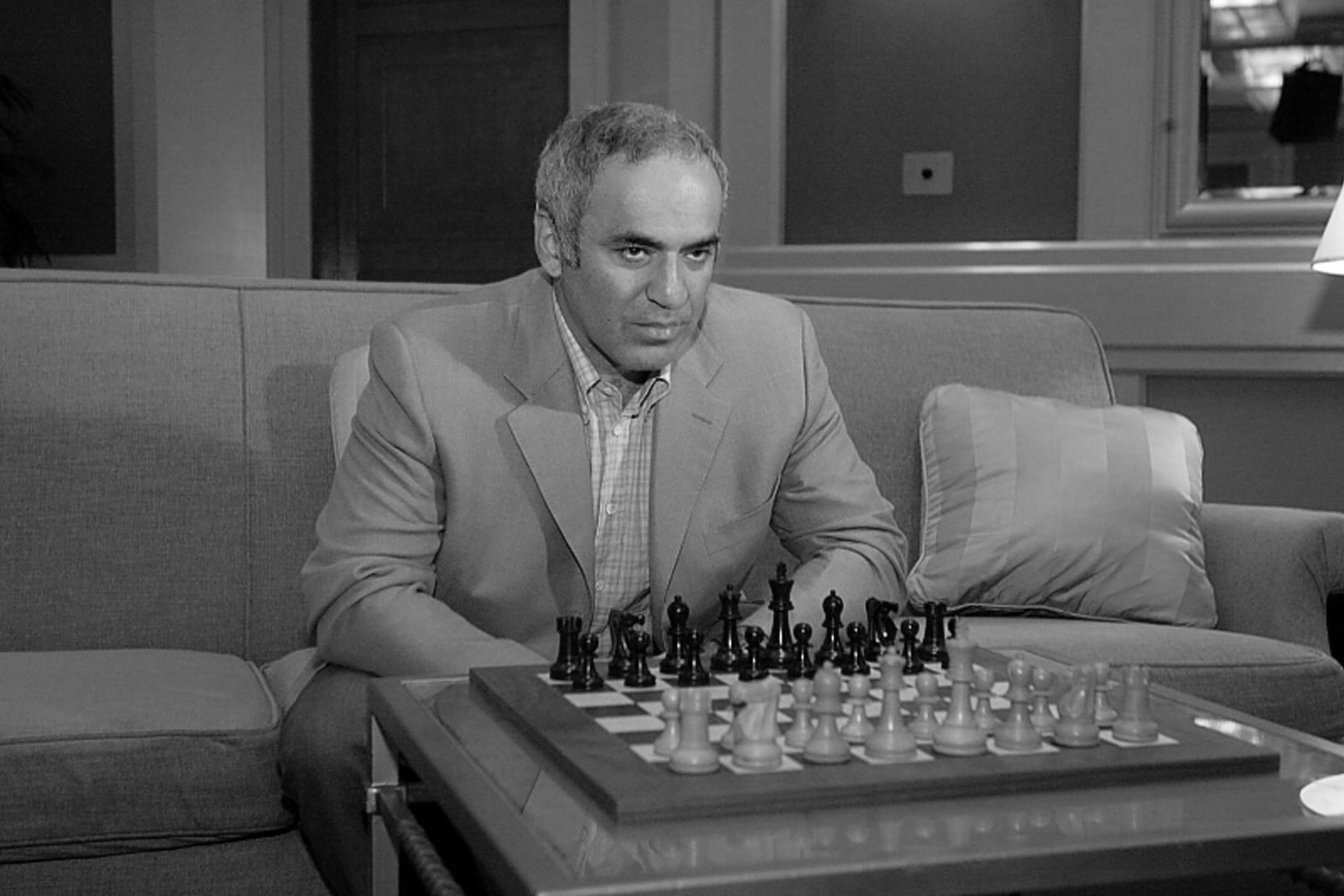 Satranç Dünya Şampiyonu Kasparov, tacını Ermeni mültecilere yardım etmek için sattı