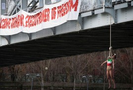 Ruhani'yi protesto eden FEMEN üyesi “Kendini Astı”