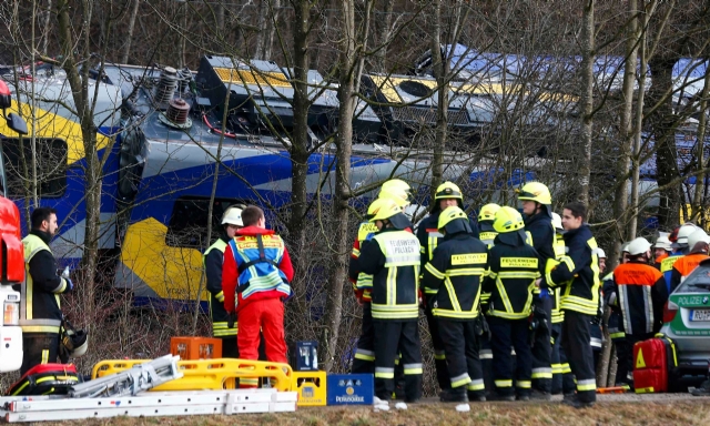 Almanya'da iki yolcu treni kafa kafaya çarpıştı: 150 yaralı