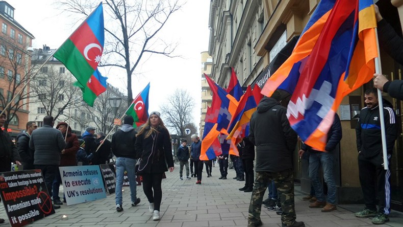 İsveç Ermeni toplumu, Azerbaycan’lıları Karabağ bayrağıyla karşıladı