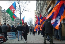 İsveç Ermeni toplumu, Azerbaycan’lıları Karabağ bayrağıyla karşıladı