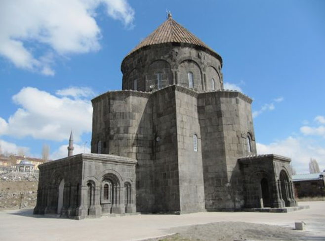 Kars'ta camiye dönüştürülen Ermeni kilisesinin duvarları kalaslarla ayakta tutuluyor