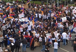 Los Angeles’te binlerce Ermeni Azerbaycan’ı protesto etti