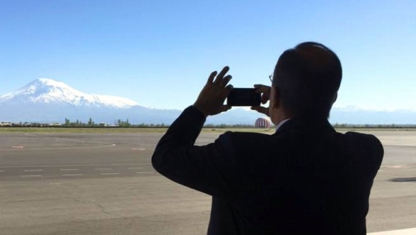 Ermenistan’da bulunan Lavrov Ararat Dağı’nın fotoğrafını çekti