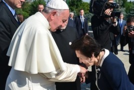 Papa Francesco Ermeni Soykırımı anıtında Soykırım Kurbanları torunlarıyla görüştü