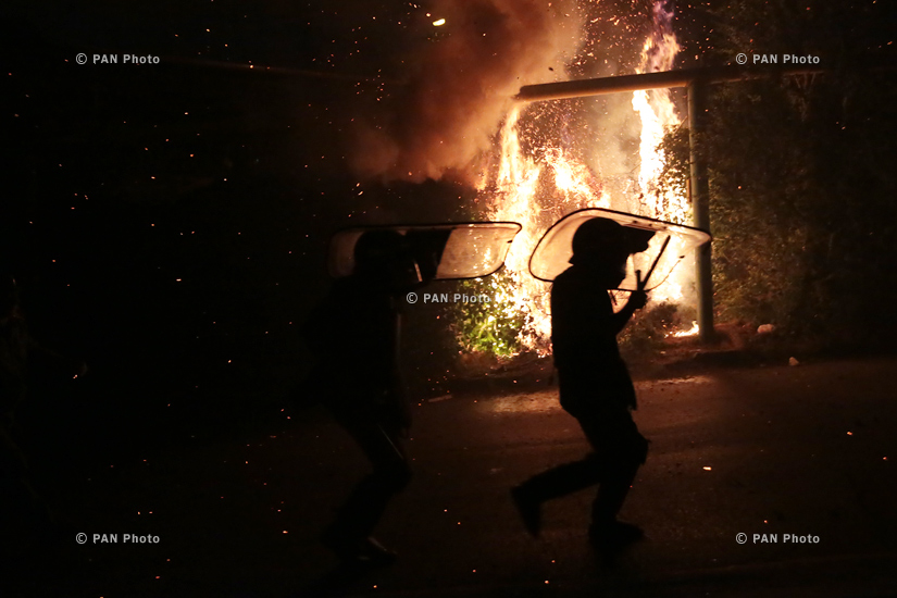 Yerevan’da polis göstericilere karşı biber gaz kullandı