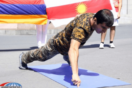 Ermenistan'lı Yezidi sporcu, tek yumruk üstünde şınavda Guinness rekoru kırdı