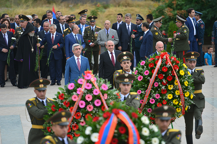 Serj Sarkisyan Dağlık Karabağ'da Bağımsızlık günü kutlamalarına katılıyor (foto)