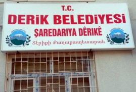 Mardin'in Derik ilçesindeki Ermenice tabela tekrar asıldı