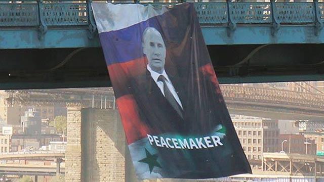 Manhattan Köprüsü'ne dev Putin'in posteri asıldı