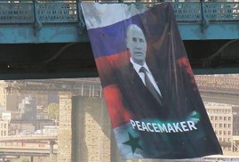 Manhattan Köprüsü'ne dev Putin'in posteri asıldı