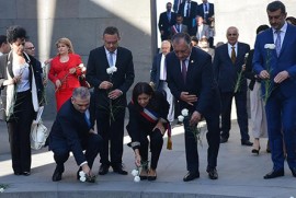 Paris Belediye Başkanı, Ermeni Soykırımı Müzesinin anı defterinde yazı bıraktı