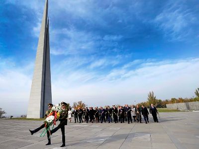 Sankt Petersburg Vali Yardımcısı Ermeni Soykırımı anıtını ziyaret etti