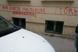 İstanbul’daki Ermeni Mıhitaryan Lisesi'nin duvarına ırkçı yazı