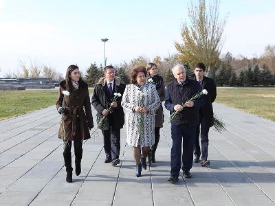 AKPM Muhafazakar Grubu'nun başkanı Ermeni Soykırım Anıtını ziyaret etti