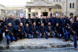 Kilikya Katolikosu Halep'in Ermeni mahellesini koruyan silahlı Ermeni gençlerle fotoğraflandı