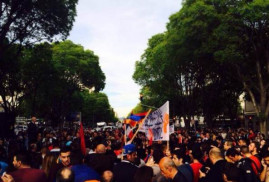 Fransa'daki Ermeni gençlerinden Azerbaycan'a karşı protesto eylemi