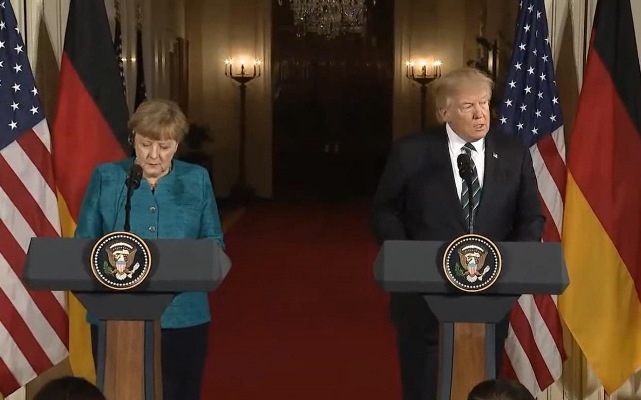 Trump Merkel'le tokalaşmak istemedi mi?