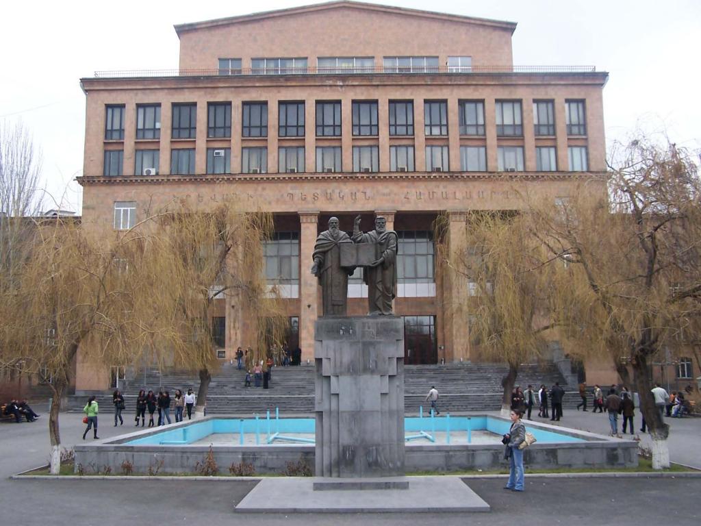 Yerevan Devlet Üniversitesi öğretim üyeleri askeri ders alacak